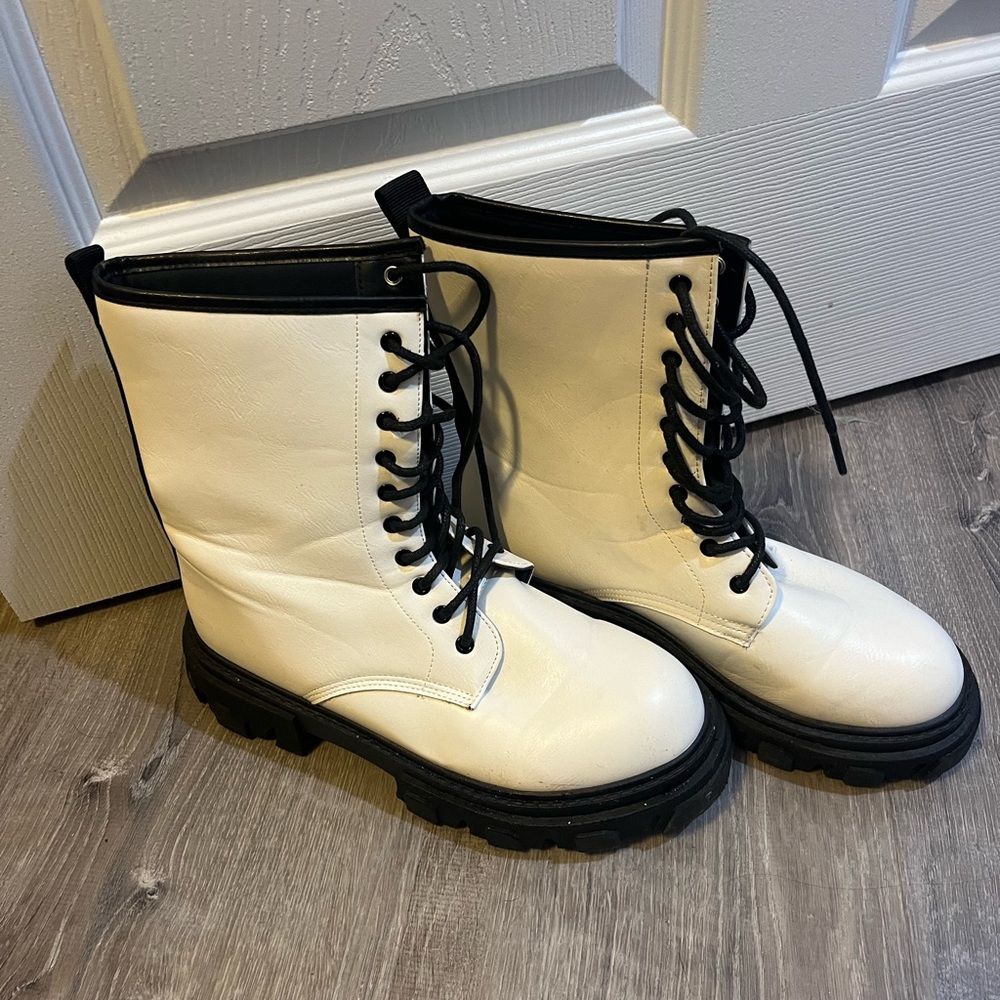 Mia White boots size 9